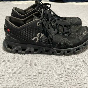 Preowned On Cloud running shoes.  Women’s size 7.5. Black.